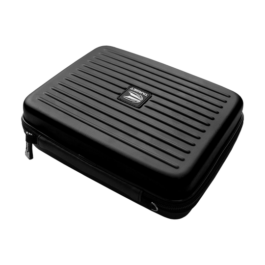 Das Bild zeigt ein schwarzes Dart-Etui mit Reißverschluss namens "Target Takoma Home Dartwallet". Es hat ein geriffeltes Design und ein Logo in der Mitte.
